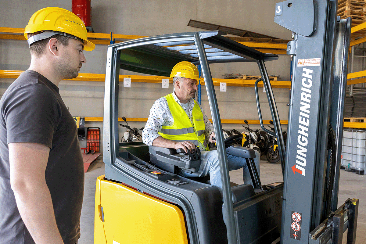 U16 – Heftruck / Reachtruck